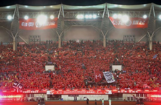 这里也能感, 实球迷聚在